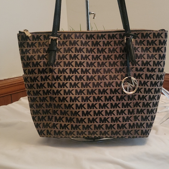 Micheal kors Shoulderbag Tan and Black Mono - Picture 1 of 8